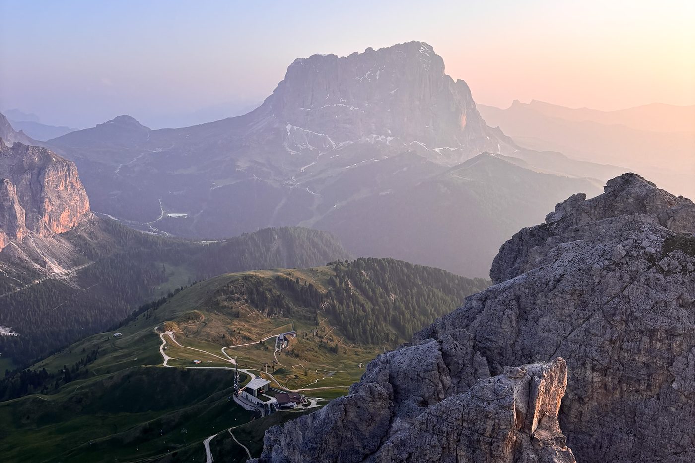 View of the Sassolungo from the Pizzi Cir at sunset — Dantercepies to Gardena Pass hike, Selva Val Gardena