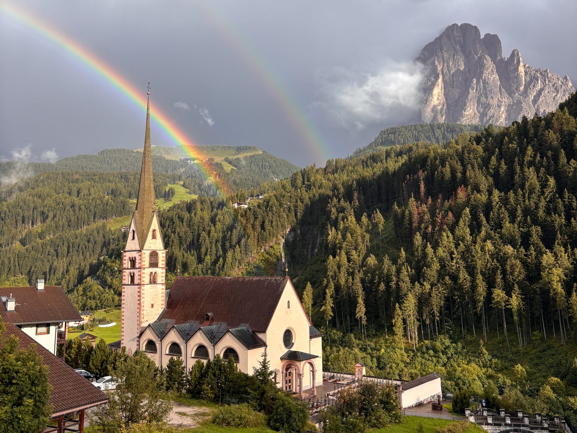 Santa Cristina Val Gardena in estate — prati verdi ai piedi del massiccio del Sassolungo a 1.428 m