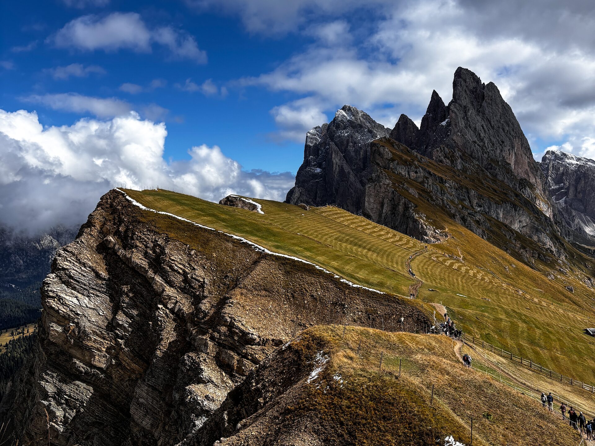 The Seceda Traverse discesa verso Santa Cristina Odle cresta Dolomiti